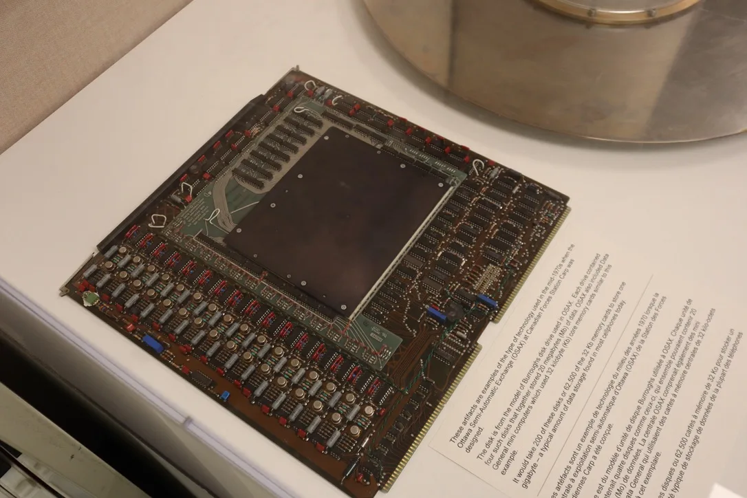 1970年代中期的计算机。内存只有32Kb，硬盘能够存储20Mb的数据